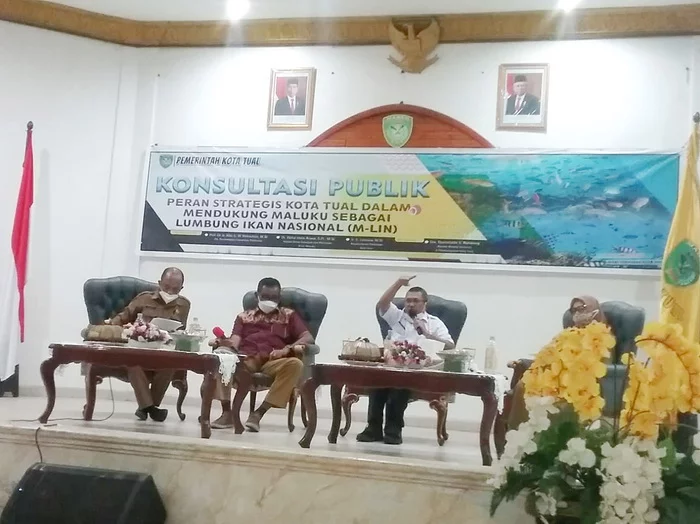 Kegiatan konsultasi publik, dengan tema ; peran strategis kota tual dalam mendukung maluku sebagai lumbung ikan nasional, di aula kantor walikota tual, senin ( 01/03/2021 ).