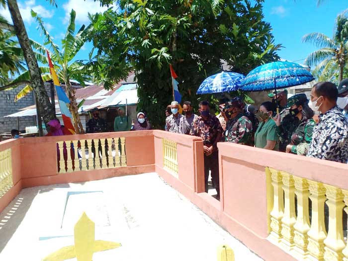 Pangdam xvi/ pattimura mayjen tni jefry apolo rahawarin, selama kunjungan kerja di kota tual dan kabupaten maluku tenggara, berkesempatan menyambangi makam leluhur di tanah pusaka, di desa dullah laut ( duroa ), kamis ( 18/03/2021 ).