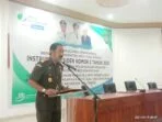 Kejari tual pada rapat kerjasama operasional bersama pemerintah kota tual terkait inpres tersebut, sekaligus penyerahan simbolis kartu peserta bagi pekerja sosial, keagamaan kota tual dan santunan kematian kepada ahli waris, senin ( 19/04/2021 ).