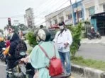 Kepala kampung nawaripi, distrik wania, kabupaten mimika, norman ditubun, rabu ( 07/05/2021 ) bersama warga setempat turun ke jalan utama di kota timika