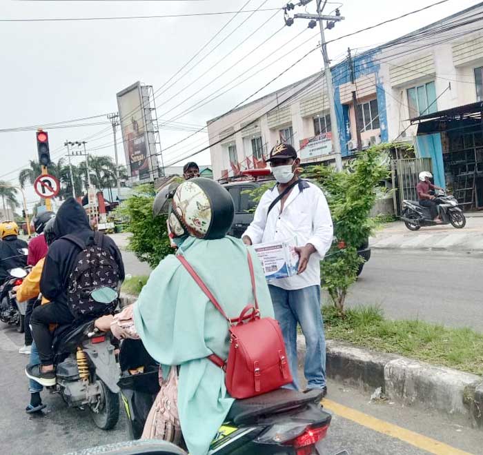 Kepala kampung nawaripi, distrik wania, kabupaten mimika, norman ditubun, rabu ( 07/05/2021 ) bersama warga setempat turun ke jalan utama di kota timika