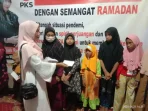 Srikandi kota tual, hj aisah renhoat, yang menjabat ketua bidang perempuan dan ketahanan keluarga ( bpkk ) partai keadilan sejahtera ( pks ) kota tual, tanggal 21 april 2021 lalu, tepat di hari ra. Kartini berbagi kasih bersama para anak yatim piatu dan ibu janda serta warga di dusun mangon, kota tual.