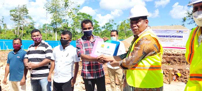 Walikota tual, adam rahayaan, menyerahkan secara simbolis bantuan stimulun perumahan swadaya ( bsps ) tahun 2021, kepada perwakilan masyarakat kota tual, jumat ( 16/04/2021 ).