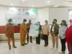 Walikota tual, didampingi sekda kota tual, a. Yani renuat menyerahkan secara simbolis kartu peserta bagi pekerja sosial, keagamaan kota tual dan santunan kematian kepada tujuh ahli waris, bpjamsostek cabang kota tual, propinsi maluku, senin ( 19/04/2021 )