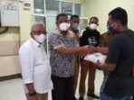 Wali kota tual, adam rahayaan, s. Ag, bersama wakil ketua dprd kota tual, ali mardana, se, kadis sosial, mansur latar dan asisten iii sekretariat daerah pemkot tual, senin ( 05/04/2021 ) menyambangi rumah sakit bhayangkara makassar