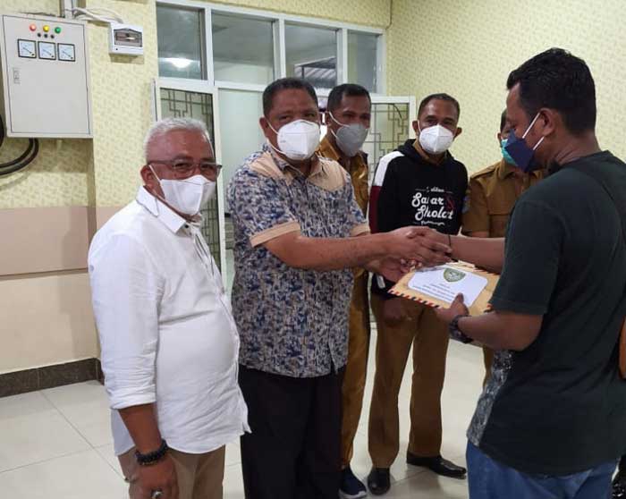 Wali kota tual, adam rahayaan, s. Ag, bersama wakil ketua dprd kota tual, ali mardana, se, kadis sosial, mansur latar dan asisten iii sekretariat daerah pemkot tual, senin ( 05/04/2021 ) menyambangi rumah sakit bhayangkara makassar