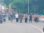 Kapolres tual, akbp alfaris pattiwael, s. I. K, m. H dan dandim 1503 tual, letkol. Inf mario christian noya, sampai saat ini masih terus memfasilitasi perdamaian antara dua kelompok warga masyarakat yang melakukan aksi saling lempar pada hari kedua perayaan hari raya idulfitri, jumat ( 14/05/2021 ), pukul 10. 15 wit.