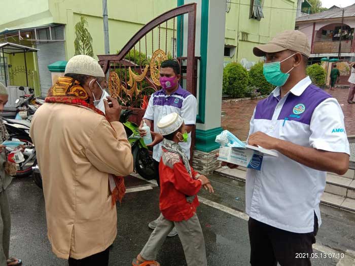 Ketua amgpm kei kecil bagi masker kepada umat islam yang laksakanak sholat idulfitri