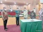 Ketua dprd kota tual, hasan syarifudin borut, menyerahkan rekomendasi lkpj walikota tual tahun 2020, kepada wakil walikota tual, usman tamnge, pada rapat paripurna dprd kota tual, rabu ( 19/05/2021 ), pukul 16. 00 wit