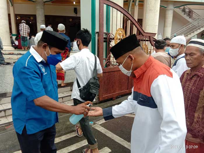 Ketua gamki kota tual semprot henytizerdi tangan kadis capil malra dahlan tamher sebelum masuk majsjid