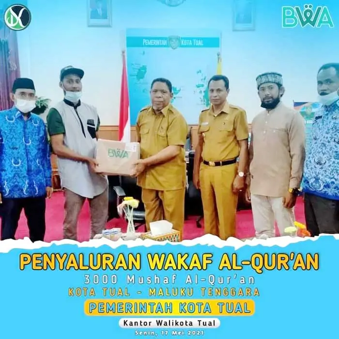 Walikota tual, adam rahayaan,didampingi wakil walikota tual, usman tamnge bersama sekretaris daerah ( sekda ) kota tual, a. Yani renuat, diruang kerja walikota tual, senin (17/5/2021), menerima 3. 000 muhaf al – qur’an dari badan wakaf al-qur'an (bwa), melalui forum tokoh dan umat islam kei ( from kei ) dan pemuda hijrah kei