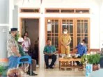 Wakil walikota tual, usman tamnge, se dan sekretaris daerah kota tual ( sekda ), a. Yani renuat, senin ( 17/05/2021 ) hadir menyaksikaan secara langsung proses perdamaian antara dua keluarga di kota tual