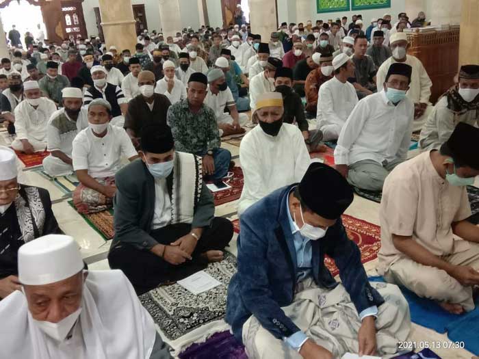 Wawali dan sekda kota tual sholat idulfitri di masjid agung kota tual