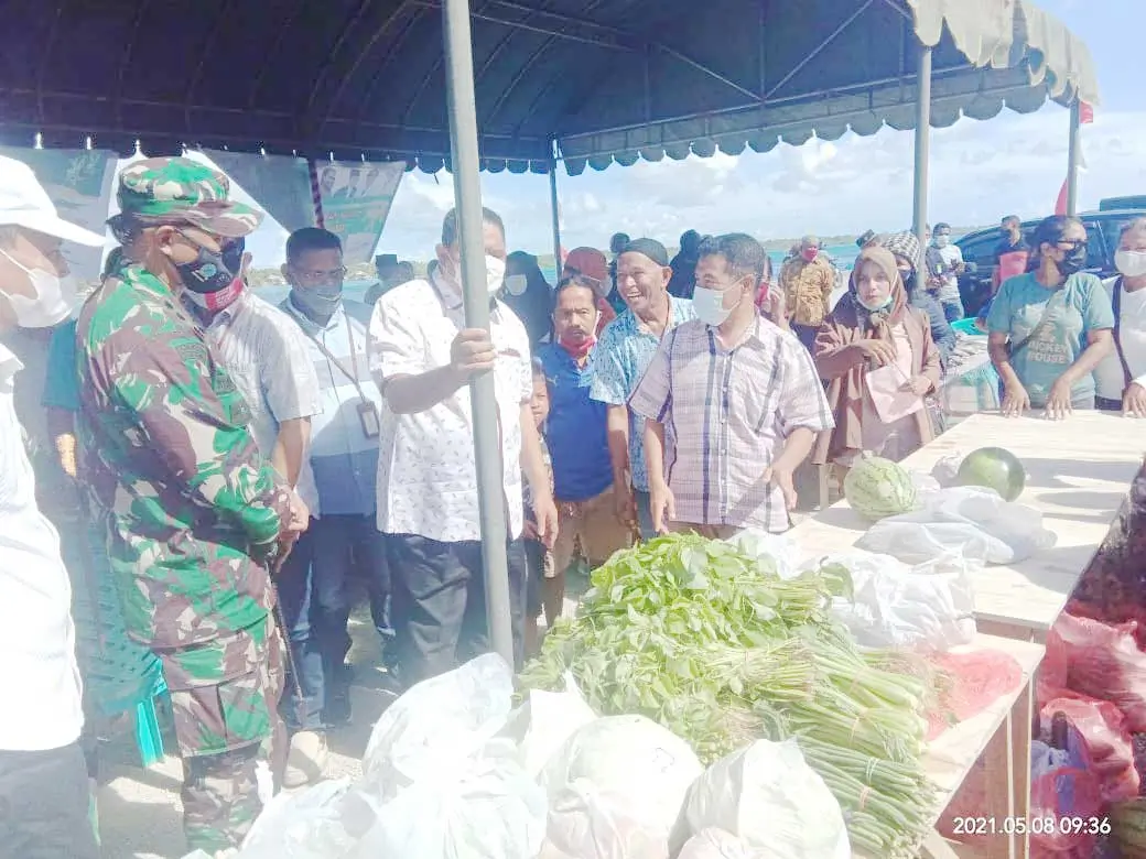 Menjelang perayaan idulfitri 1442 h yang tinggal menghitung hari, walikota tual, adam rahayaan, membuka pasar murah terpadu di pengeringan fidabot, kota tual, sabtu ( 08/5/2021 )