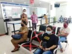 Kepala bri cabang tual, johanis alfred simanjuntak, didampingi asisten manager operasional kanca bri tual, abdu rahim amol, saat penyaluran bantuan bapers produktif usaha mikro ( bpum ) dan program indonesia pintar ( pip ) serta penyaluran bantuan bagi guru honorer di kantor cabang bri tual