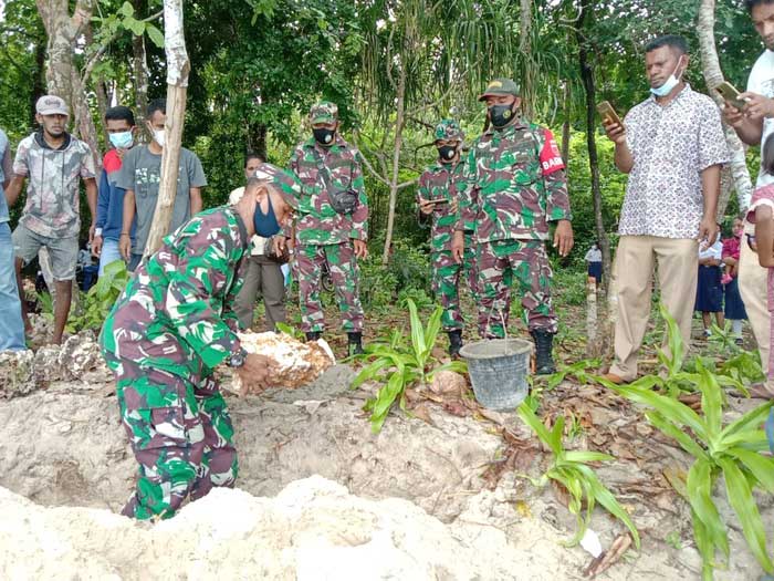 Babinsa-kodim-1503-tual-kerja-bakti-bersama-warga-desa-ohoidertutu