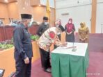 Walikota-tual-menandatangani-berita-acara-pada-rapat-paripurna-dprd-kota-tual-senin-malam-16-agustus-2021