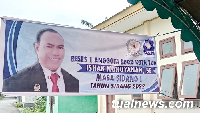 Spanduk-reses-anggota-dprd-kota-tual-ishak-nuhuyanan-dipasang-warga-desa-fiditan