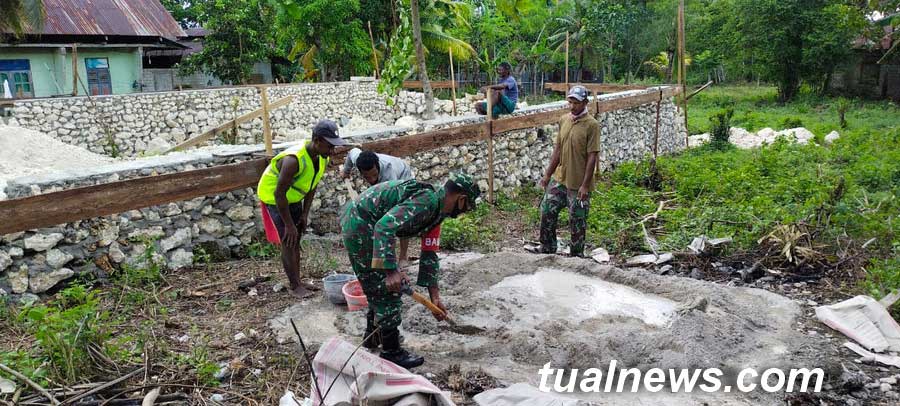 Kegiatan-membantu-membangun-rumah-warga-tersebut-dalam-rangka-jalin-silaturrahmi-bersama-warga-di-wilayah-teritorial-binaan