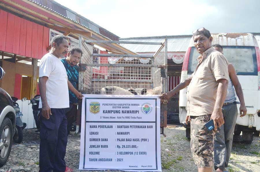 Pembagian bantuan uang tunai dari bagi hasil pajak retribusi daerah kepada pengurus gereja protestan dan katolik.