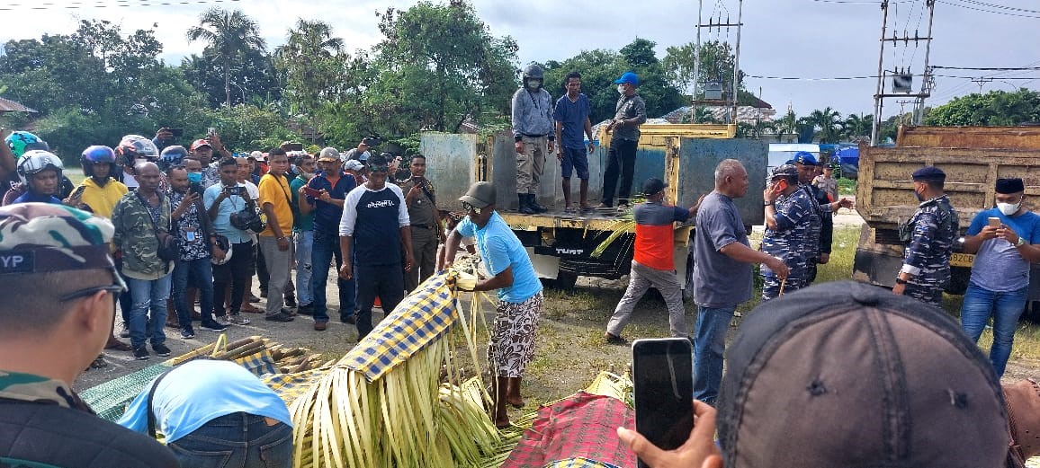 100-buah-sasi-yang-diterima-pemkab-malra-diangkut-menggunakan-mobil-truk-e-rumah-adat-raja-faan