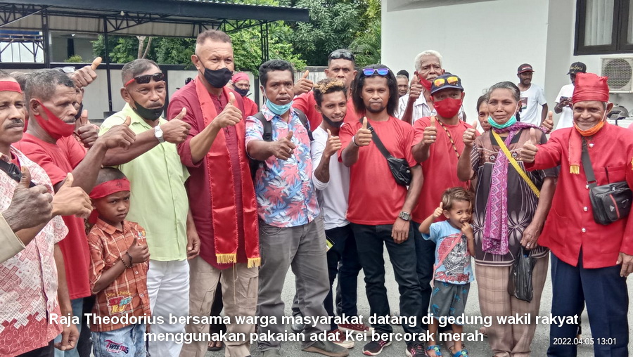 Raja theodorius bersama warga masyarakat datang di gedung wakil rakyat menggunakan pakaian adat kei bercorak merah 1