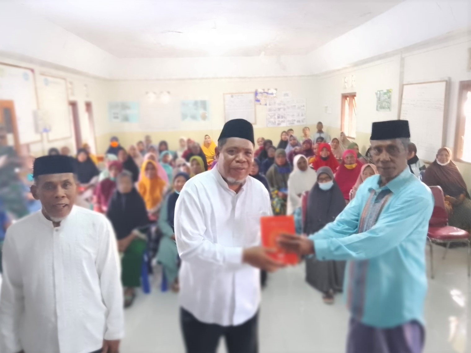 Penyerahan-al-quran-dari-badan-wakaf-al-quran-oleh-walikota-tual-kepada-masjid-tpq-majelis-talim-di-desa-labetawi-kota-tua.