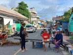 Jalan-utama-kota-tual-tepatnya-dilokasi-pln-lama-kembali-dipalang-kayu-oleh-keluarga-korban-penembakan-bnn.