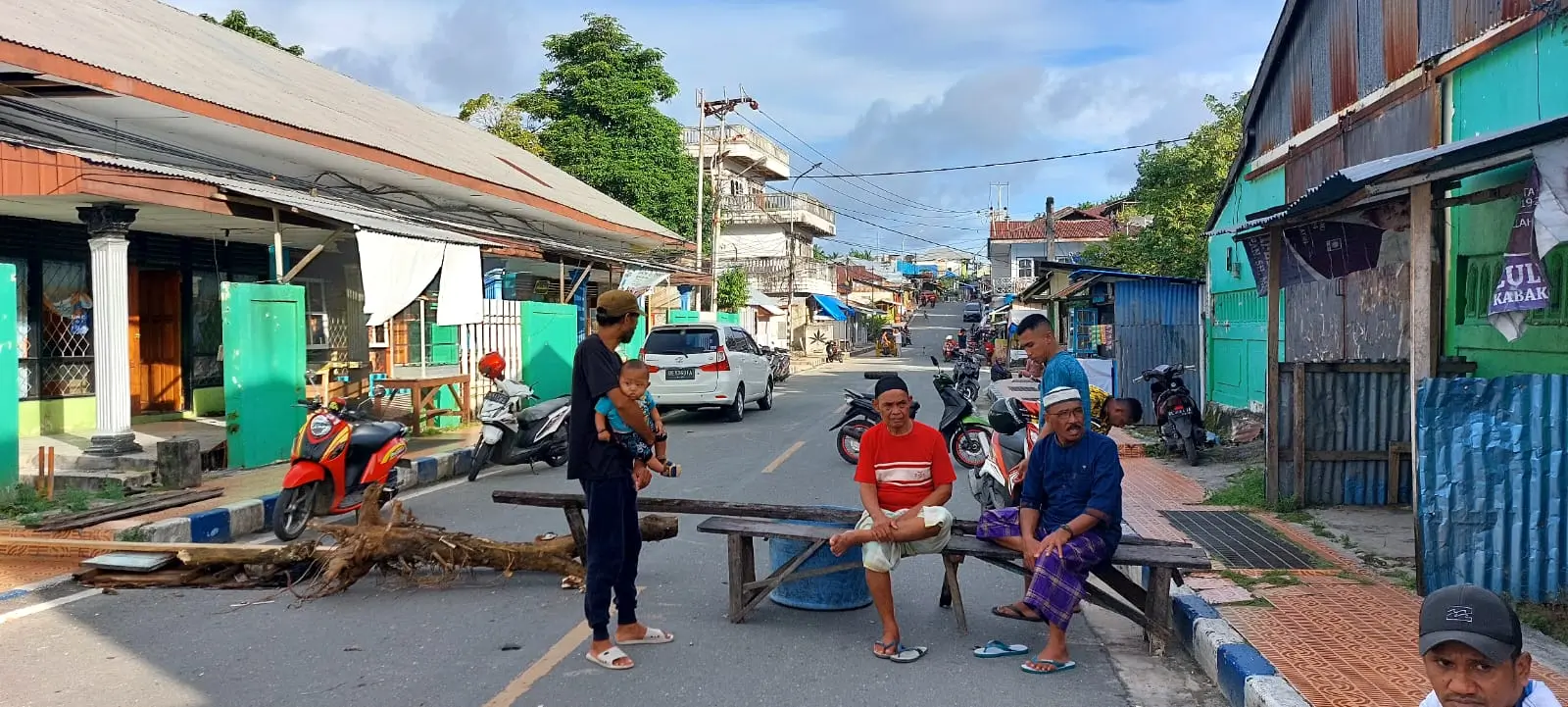 Jalan-utama-kota-tual-tepatnya-dilokasi-pln-lama-kembali-dipalang-kayu-oleh-keluarga-korban-penembakan-bnn.