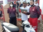 Kepsek-smp-satu-atap-kur-selatan-kota-tual-menang-hadiah-satu-buah-kendaraan-bermotor-di-pemecahan-rekor-muri-minum-juice-pala-polda-maluku.