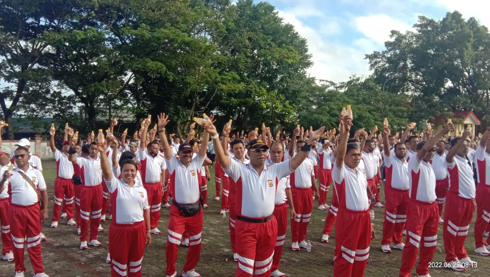 Polres tual di kota tual dan polres maluku tenggara di kabupaten maluku tenggara provinsi berhasil menyumbang 1. 882 orang minum juice pala sekaligus memecahkan rekor muri polda maluku.