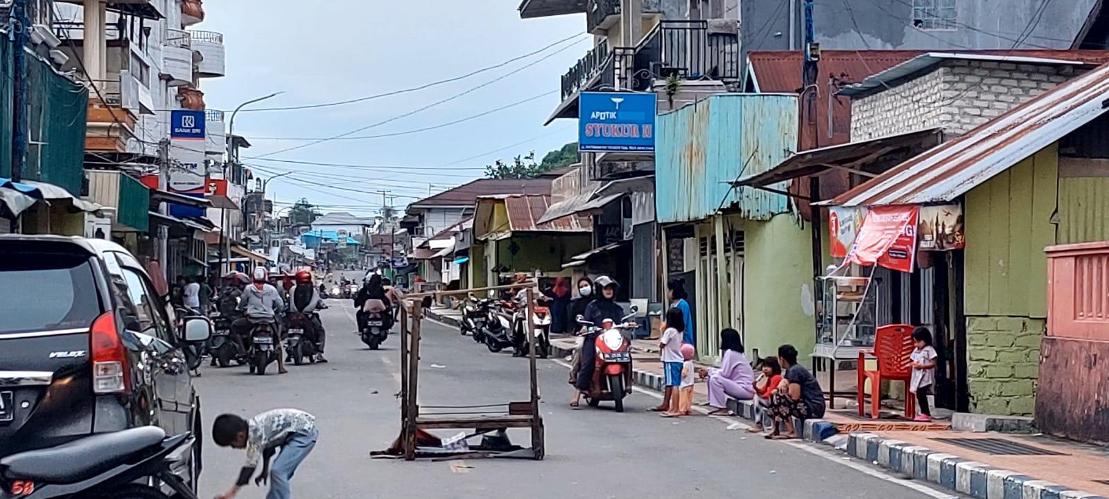 Jalan-utama-pattimura-kota-tual-dipalang-dengan-kayu.