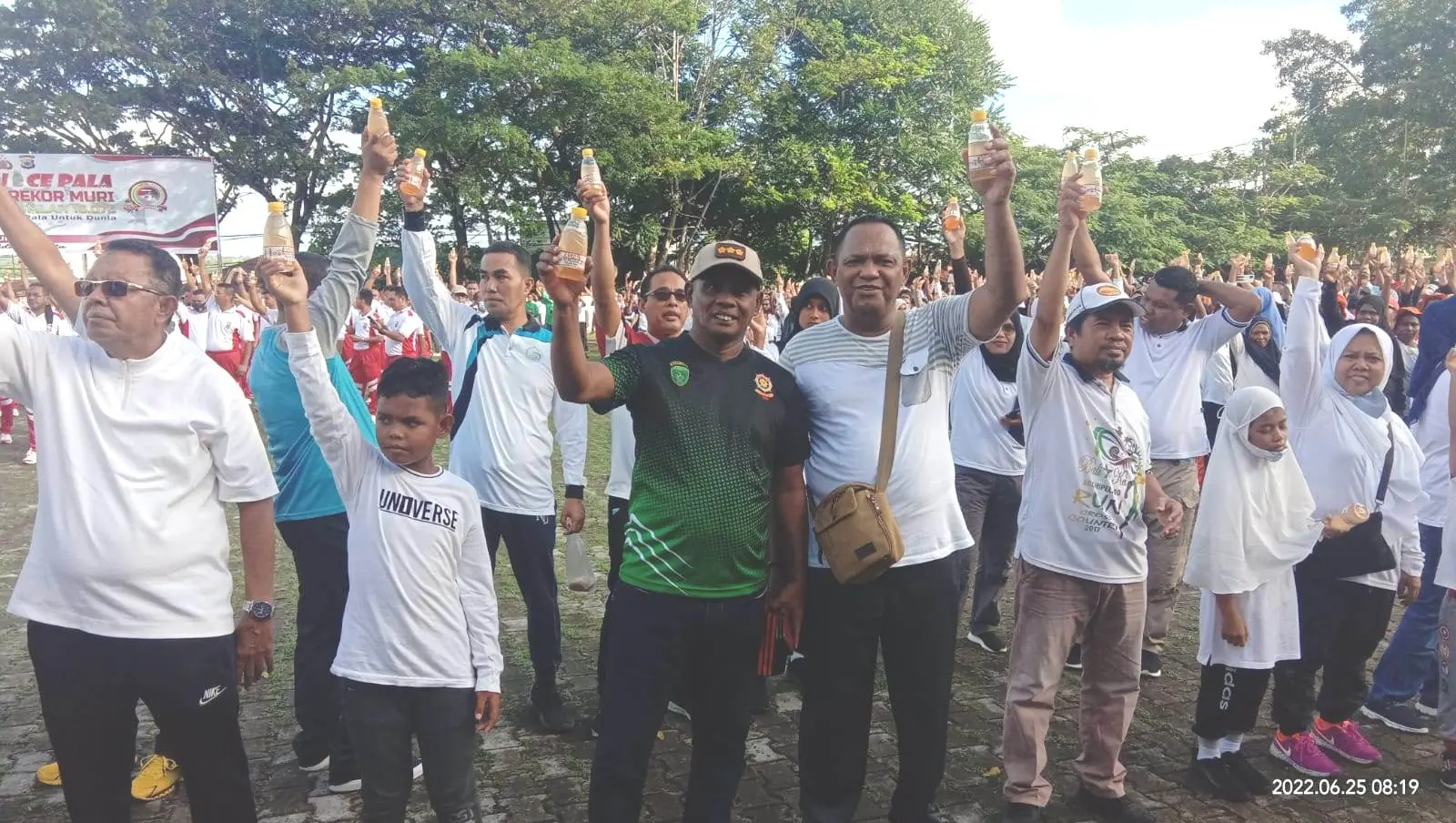 Peserta minum juice pala dari kota tual