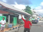 Ayah-korban-penembakan-bnnk-tual-salahudin-kabalmay-saat-aksi-penutupan-jalan-utama