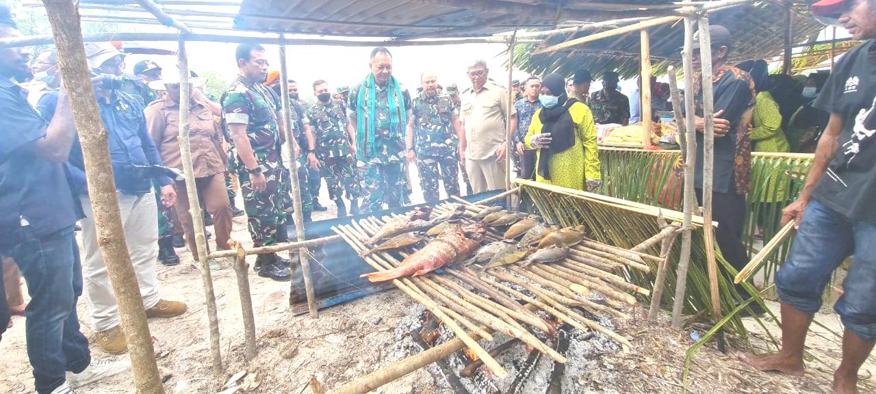 Kasau-menikmati-ikan-bakar-tradisional-dari-kepulauan-kei. J