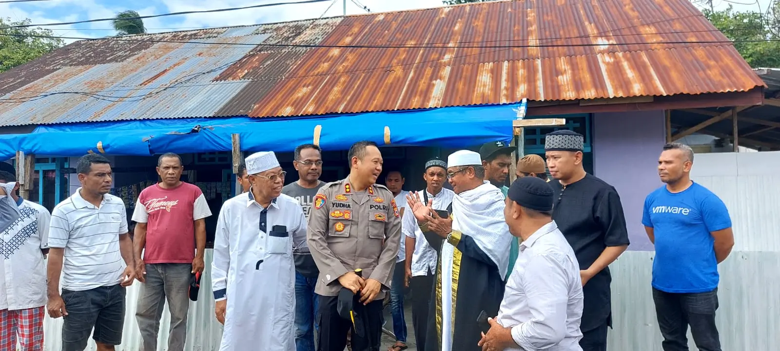 Kapolres-tual-bersama-para-imam-masjid-agung-al-huriyah-45-tual-ketika-menyambangi-rumah-salahudin-kabalmay.