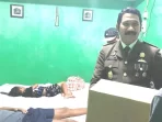 Kejari-tual-bersama-isteri-membawah-satu-paket-bingkisan-dari-kejaksaan-kepada-korban-ongen-kabalmay-di-hut-adhyaksa-ke-22