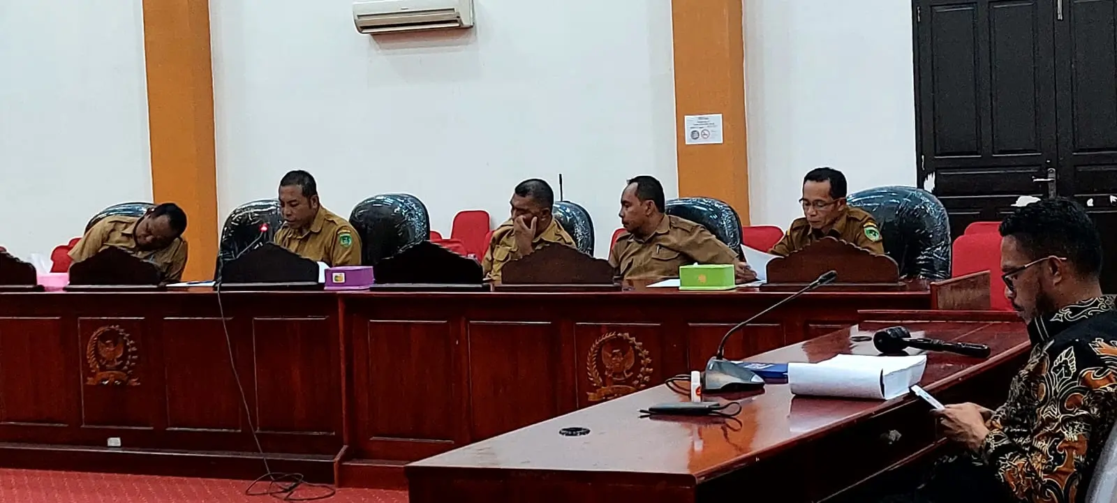 Tim-anggaran-pemkot-tual-yang-hadir-dalam-rapat-banggar-dprd-kota-tual