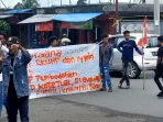 Aksi-demo-forgana-didepan-kantor-dprd-kota-tual