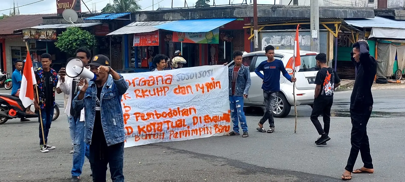 Aksi-demo-forgana-didepan-kantor-dprd-kota-tual