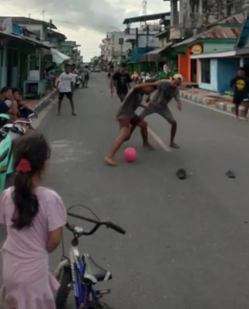 Jalan-utama-tual-jadi-arena-sepak-bola-remaja-sejak-dipalang-dua-minggu-lebih