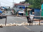 Pemalangan-jalan-kota-tual-masih-tetap-kokoh-dengan-tumpukan-batu-dan-kayu-hingga-selasa