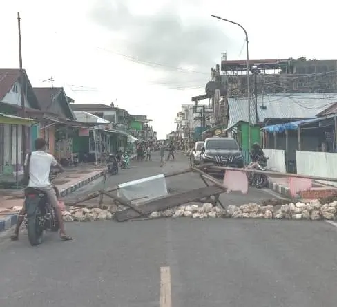 Pemalangan-jalan-utama-kota-tual-dengan-tumpukan-kayu-dan-batu-yang-sudah-berlangsung-dua-minggu-lebih