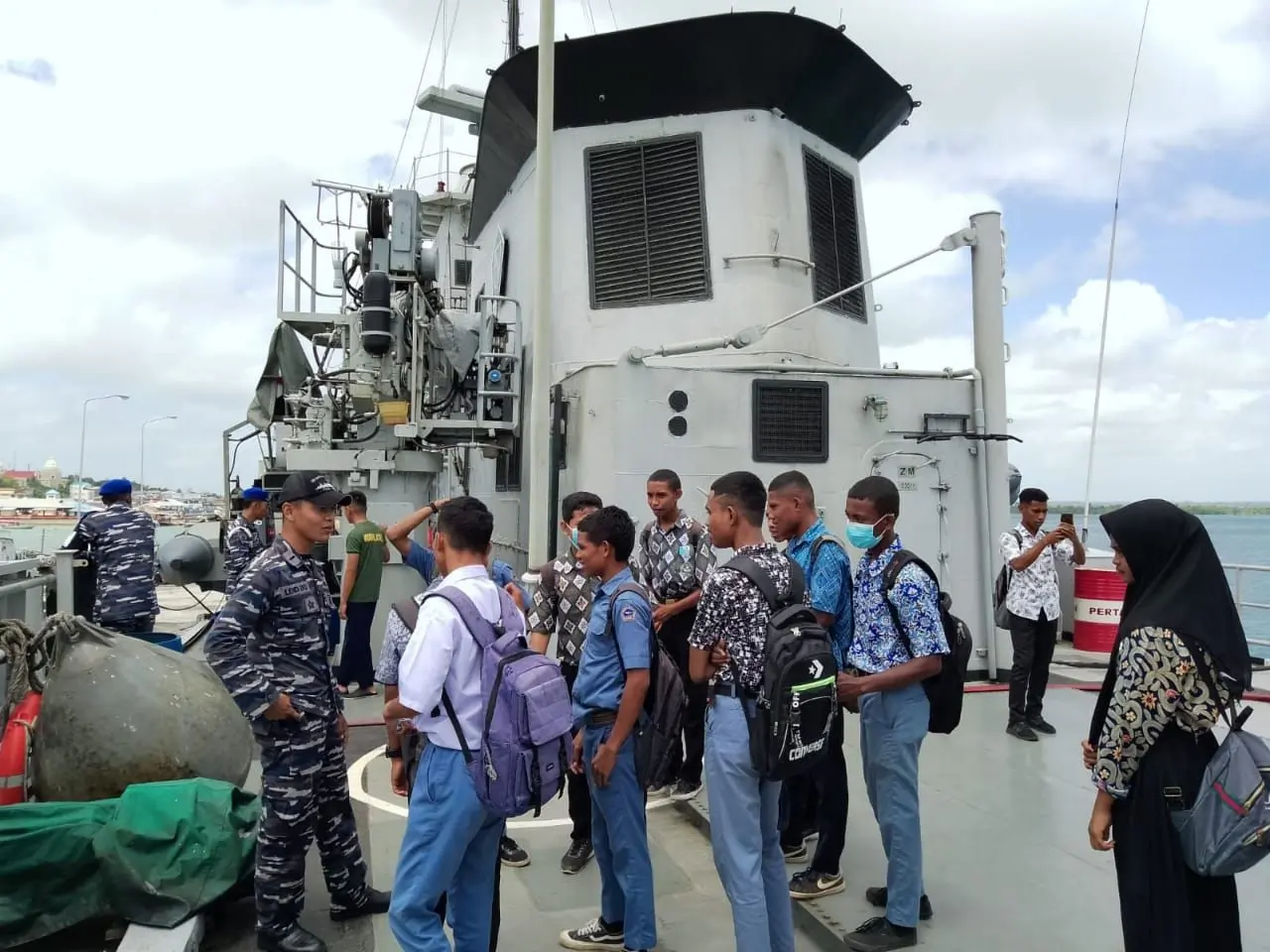 Para pelajar mendapat bekal ilmu kemaritiman diatas kapal perang tni al