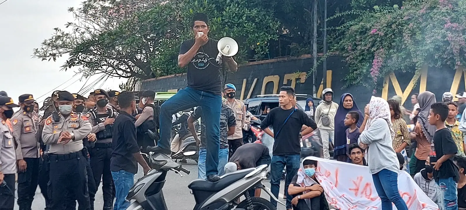 Aksi-demo-ampk-di-perempatan-wearhir-sempat-membuat-kemacetan-arus-lalulintas.