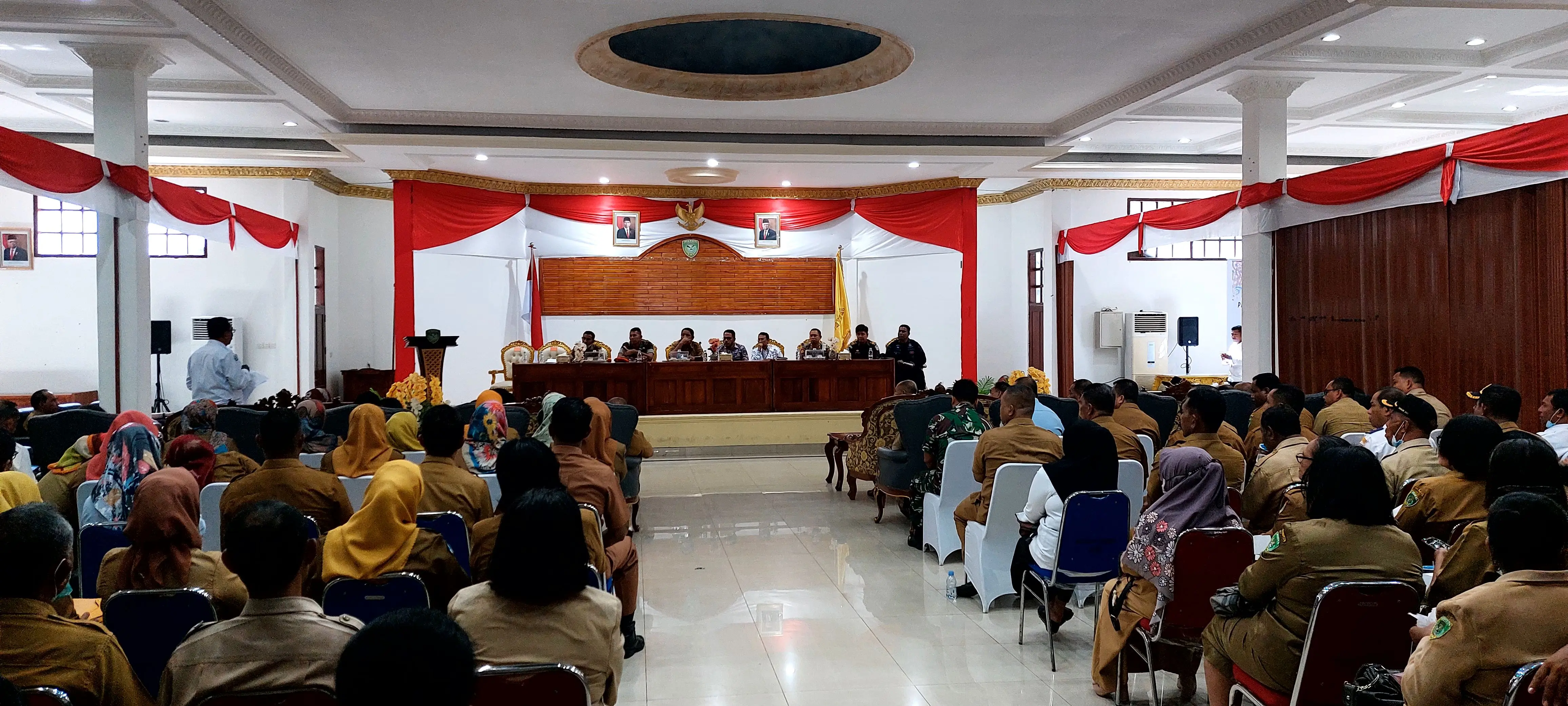 Rapat bersama pemkot tual dan forkopimda bersama komponen masyarakat terkait kunjungan presiden ri di kota tual dan malra senin pagi