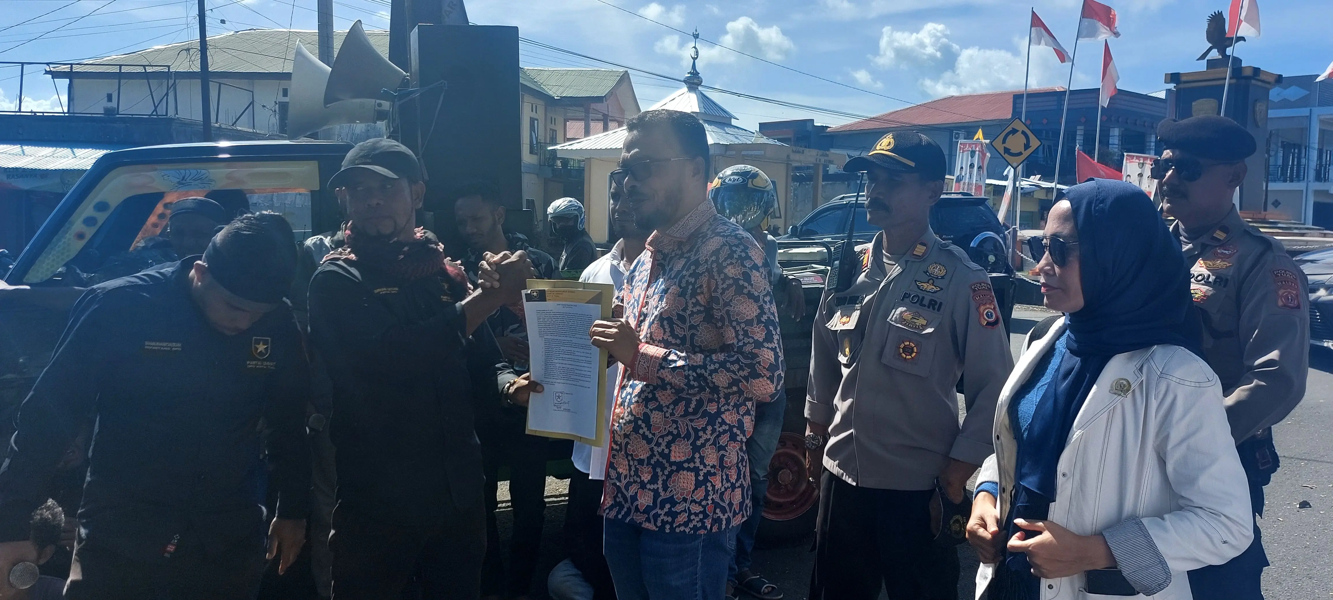 Ketua partai ummat kota tual serahkan surat pernyataan sikap kepada ketua dprd kota tual