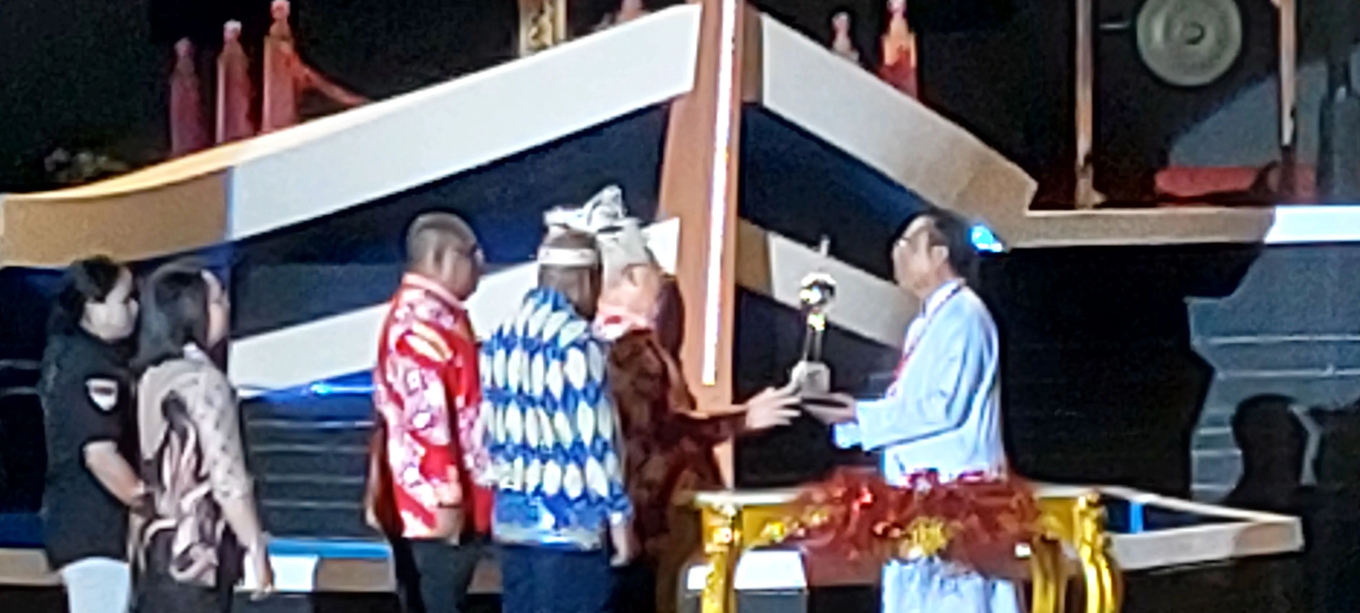 Penyerahan piala pesparani dari bupati kepulauan aru kepada ketua lembaga pesparani maluku, rd. Agustinus arbol