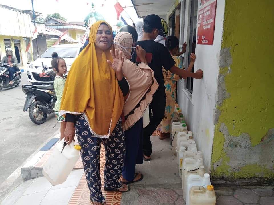 Para ibu ibu di tual bawah djergen cari minyak tanah