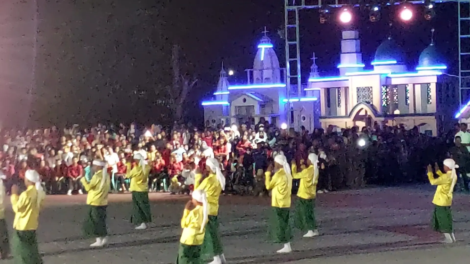 Atraksi budaya kei anak anak banda eli pada pembukaan pesparani katolik iv provinsi maluku di kota tual